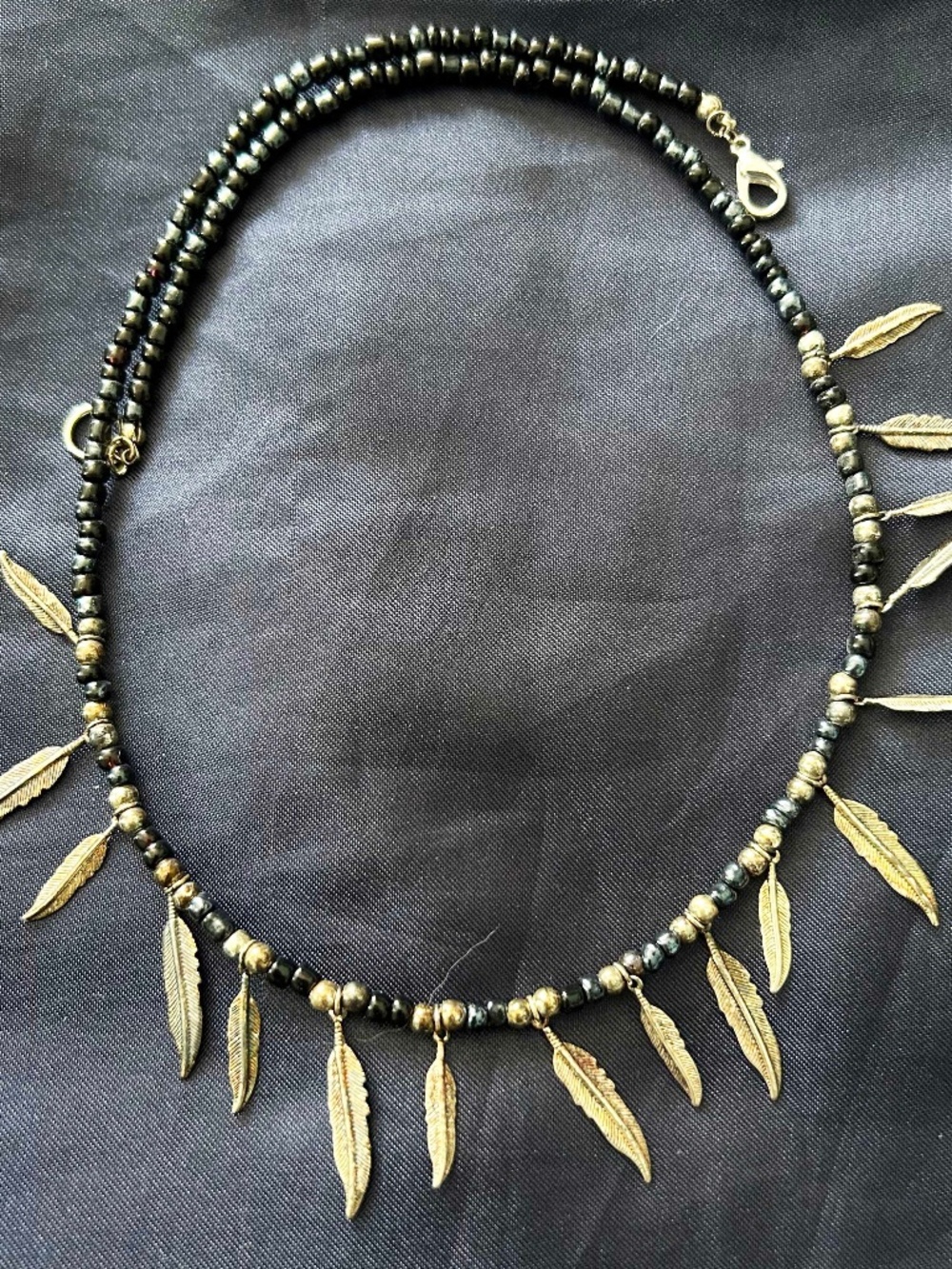 NECKLACE SILVER TONE METAL FEATHERS WITH SILVER TONE BEADS & BLACK GLASS SEED